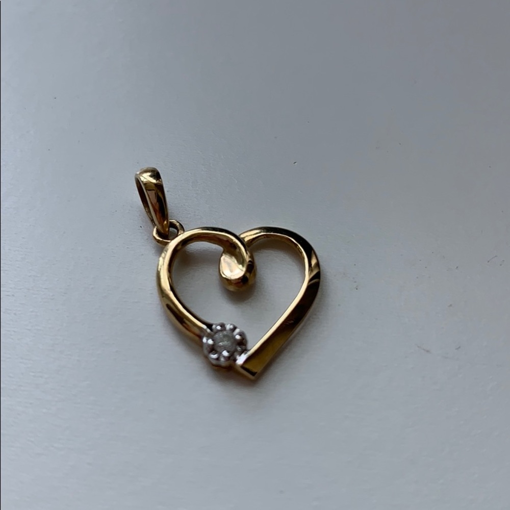 10k Gold Heart Pendant with single Diamond - Picture 1 of 5